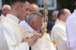 arcybiskup marek jędraszewski z najświętszym sakramentem